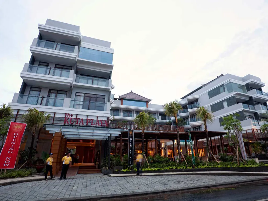 Hotel Kutaplaya Bali dengan Kolam dan Arsitektur Tropis